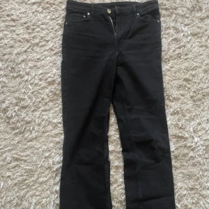 Utsvängda jeans - Utsvänga jeans i färgen svart.