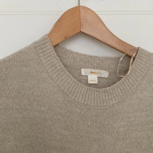 Beige stickad tröja från Gina Tricot Young  - En enkel och snygg cream  beige stickad tröja från Gina Tricot Young. Rund hals. Perfekt för dig som gillar en clean stil. Stor i storlek 