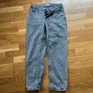 Grå jeans från Grunt med rak passform st 146-152 - Säljer ett par grå jeans från Grunt med klassisk femficksdesign och rak passform. Jeansen har normal midja och är tillverkade i denim med snygg tvättad look. Perfekta för dig som gillar en enkel och stilren vibe.