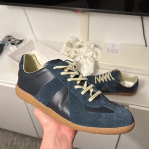 Maison margiela gats skor - Tja säljer nu mina sjukt snygga gats som är använda fåtal gånger, inga defekter förutom ett litet rivmärke som inte syns så mycket. Skicket är 9,5/10 skulle ja säga! Det är självklart äkta och jag har kvitto på de! Populäraste färgen, nypris 8000. Säljer de för 3499! Skriv om ni undrar minsta lilla! 