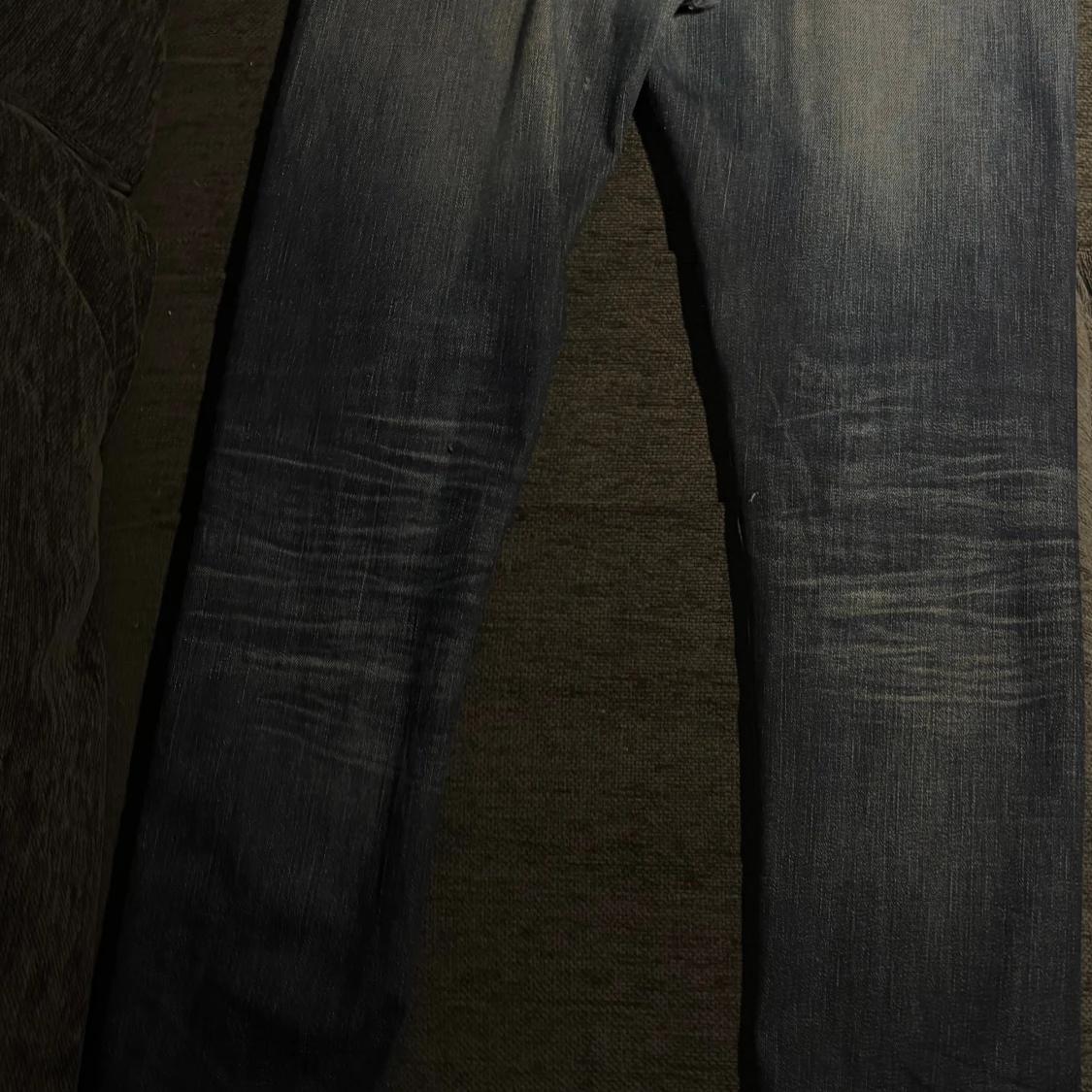 Blå jeans med slitningar - 1