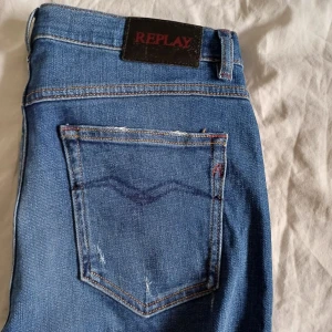 Replay Rayah jeans blå - Snygga blå jeans från Replay, modell Rayah med hög midja och bootcut passform. Klassisk femficksdesign, tydliga Replay-detaljer och kontrastsömmar. Jeansen är tillverkade i jeansmaterial och har en mörkblå tvätt som passar till allt. Hör gärna av er vid frågor eller prisförslag!😁