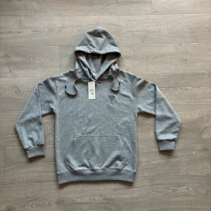 Ami Paris Hoodie - Helt ny - Helt ny Ami Paris Hoodie med tags. Storlek S. Tveka inte ställa frågor vid intresse🙌