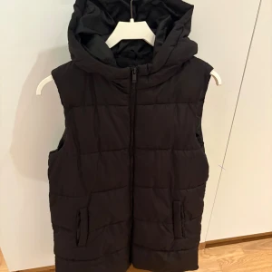 Svart dunväst  - Snygg svart puffig väst köpt från Zalando.