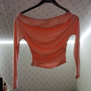 Ljusrosa offshoulder topp från SHEIN - Säljer en ljusrosa offshoulder topp från SHEIN i storlek XS Petite. Toppen har långa ärmar och är croppad i modellen. 