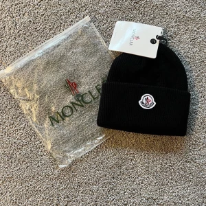 M Mössa  - Helt ny & Oanvänd ✔️, kommer med tags och dustbag 📦, fraktas inom 1 dag 🚀, Onesize (passar alla), kontakta gärna för mer info ☺️