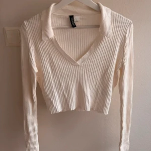 Vit v-ringad långärmad tröja - Vit v-ringad och ribbad långärmad tröja/crop top i storlek M, från HM Divided. Använd ett par gånger, är i fint skick.