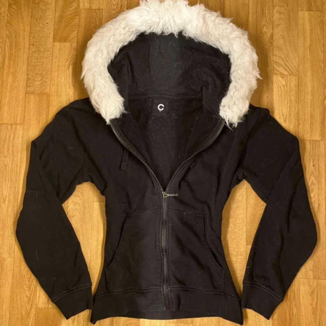 svart zip hoodie med päls 