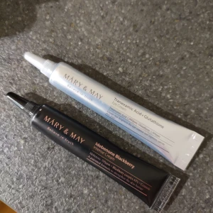 Mary & May Koreansk Hudvård - 1 ögonkräm och 1 ansiktskräm. Travel size men håller länge. Helt nya!! Mary & May Tranexamic Acid + Glutathione Eye Cream. 12g. Och Mary & May Idebenone Blackberry Intense Cream. 12g.