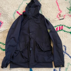 Stone island jacka - Stone island jacka från A/W 2006. Storlek M. Skriv för mer bilder eller mått. Billigare pris kan ges vid snabb affär. 