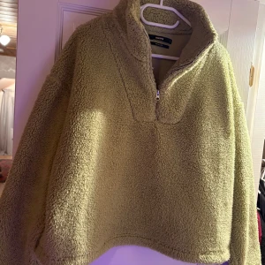 Grön Teddy tröja  - Mysig grön fleece-tröja med half zip. Använd några gånger, något kortare modell