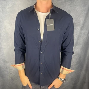 Burberry skjorta - Hej säljer nu min fina Burberry skjorta i storlek M. Den är i mycket bra skick och kommer vara otroligt snygg nu i höst/vinter. Nypris cirka 4000kr! Vi kommer att sälja liknande produkter så glöm inte följa profilen!🌊🍾