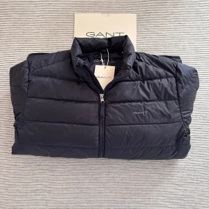 Dunjacka Gant - 🥼Dunjacka  Märke: Gant Skick: 10/10 - Helt ny Storlek: XL Pris: 2800 kr 📦Skickas omgående eller hämtas i Lidköping  🧾Kvitto finns  🤔Frågor eller funderingar?  Då är det bara att höra av sig via dm eller maila till marloefashion@gmail.com  Tack för att du handlar hos Marloé Fashion. 