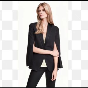 Svart kavaj me öppna armar  - Bra skick, använd några gånger. Bild 1 är bara ett exempel på hur kavajen ser ut så man ska förstå lättare😊