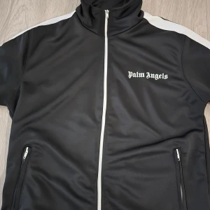 Palm Angels fleece - Säljer nu en svart fleece från Palm Angels i mycket fint skick. Passa på fynda innan den säljs slut🚀