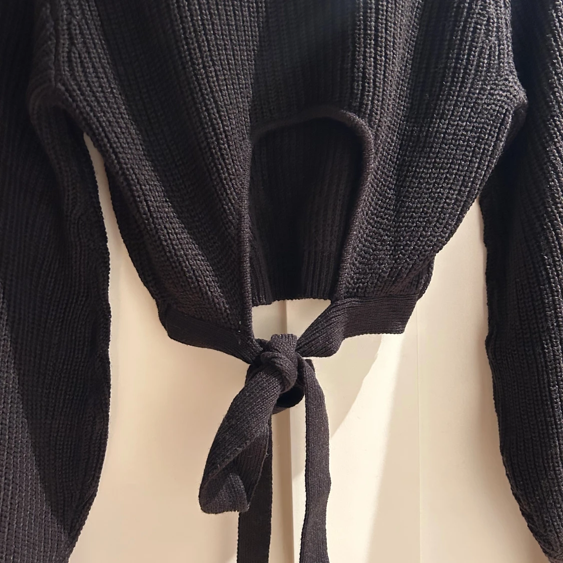 Svart stickad tröja med knyt från H&M - 3