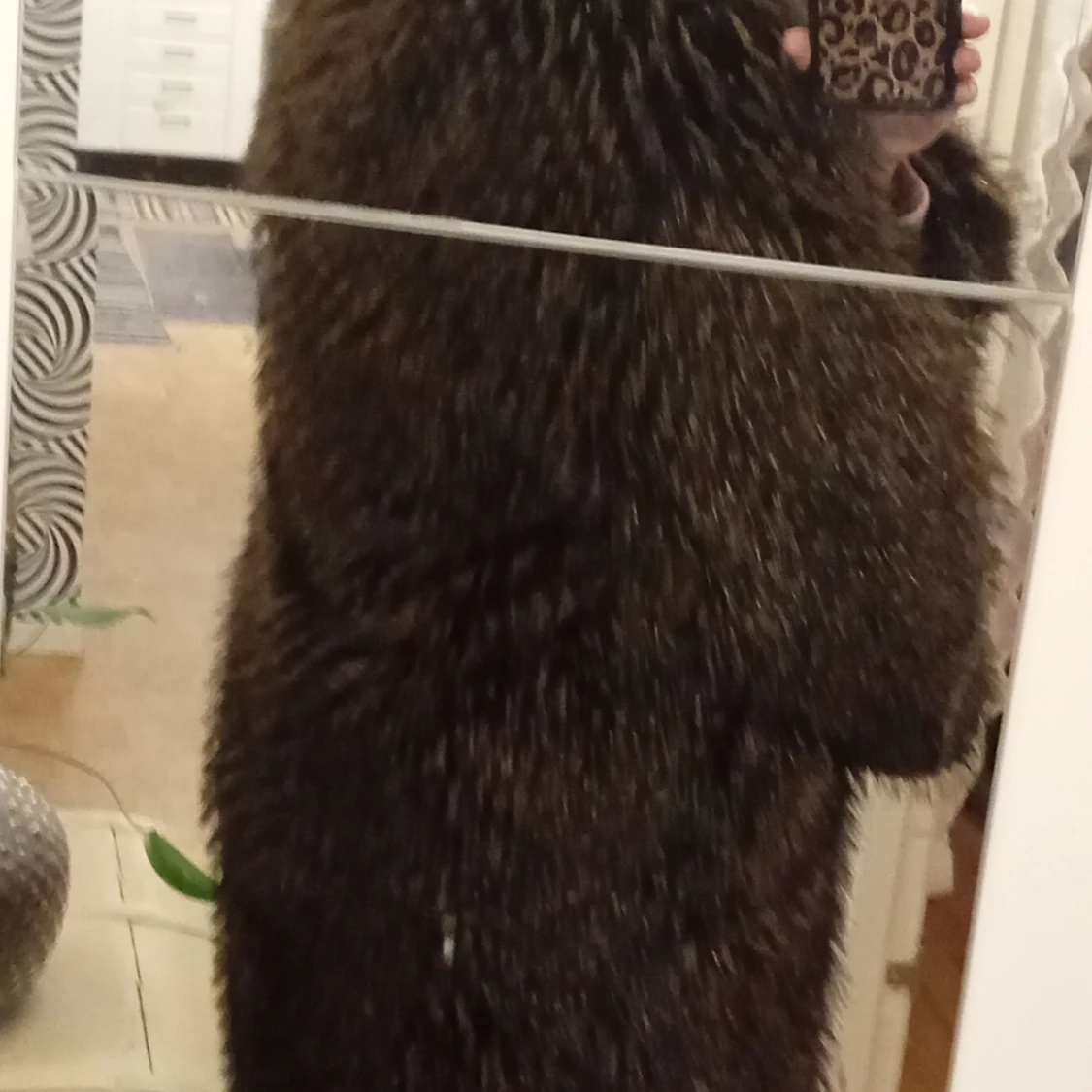 Brun lång pälsjacka med fluffig look - 2