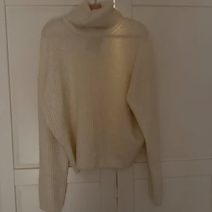 Beige polotröja från H&M i ribbad stil - Mysig beige polotröja från H&M i ribbstickat material. Tröjan har lång ärm🩷🩷tröjan är helt ny!säljer då den inte kommit till nån användning 