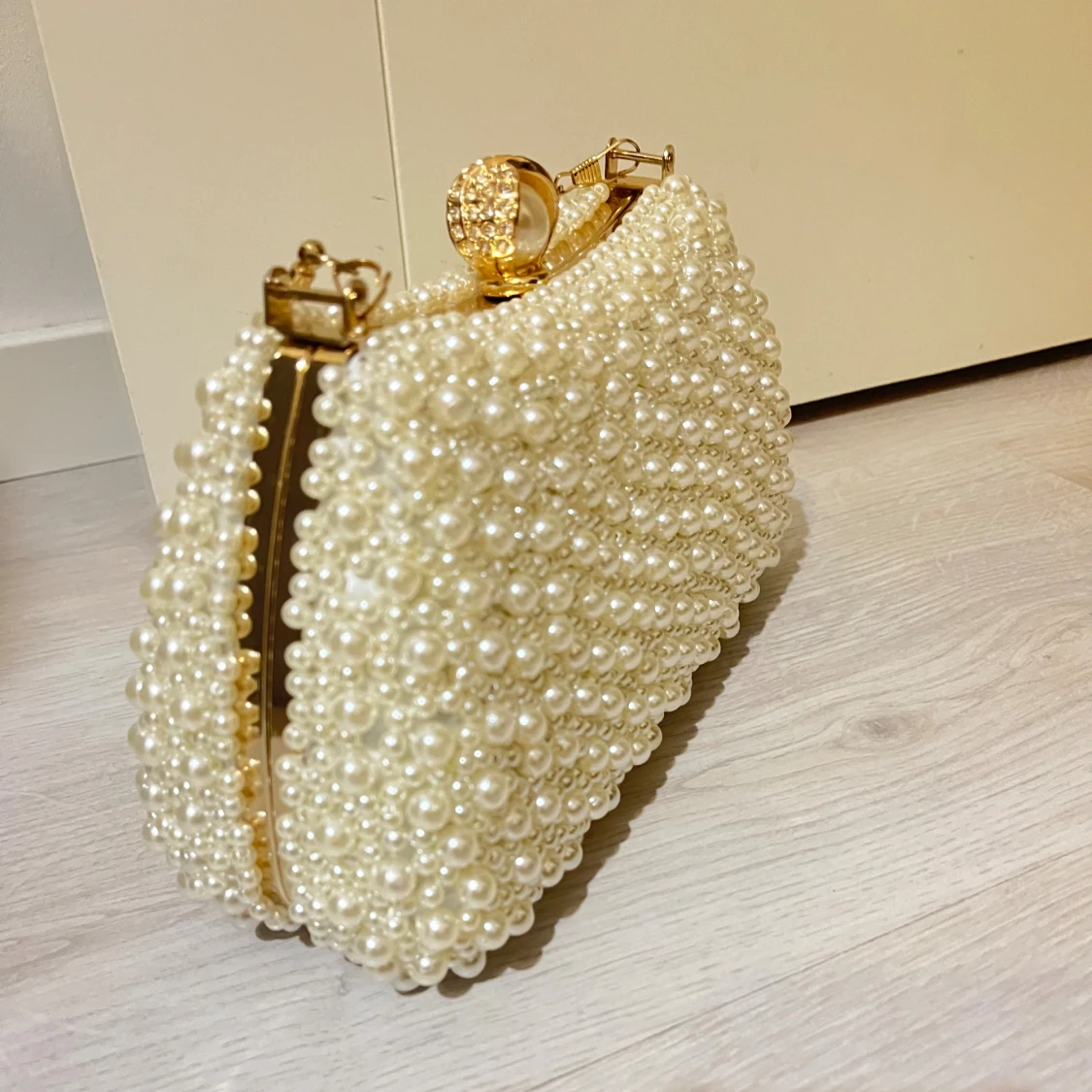 Vit pärlbeströdd kuvertväska med gulddetaljer - 1
