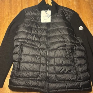 Svart Moncler pufferjacka L - Svart moncler cardigen jacka, är i ny sick och passar perfekt för kalla dagar. Tagen sitter inte kvar men har fortfarande kvar den!