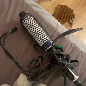 Björn Axén  - Säljer min björn Axén värme borste då den knappt andvänts, fick den för något år sen och endast andvänt fåtal gånger. Tror det är 18 mm medel stor.