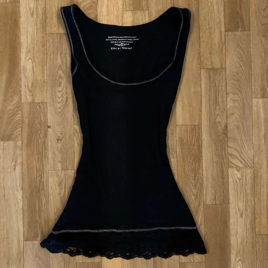 Svart y2k Linne med lace och silverdetaljer