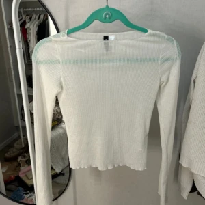 Vit ribbad långärmad tröja H&M Divided XS - Säljer en vit långärmad genomskinlig tröja från H&M Divided i storlek XS. Toppen är ribbad med stretchigt material och har en rak, något croppad passform. Perfekt att styla med jeans eller kjol för en clean look. Pris kan diskuteras 🥰
