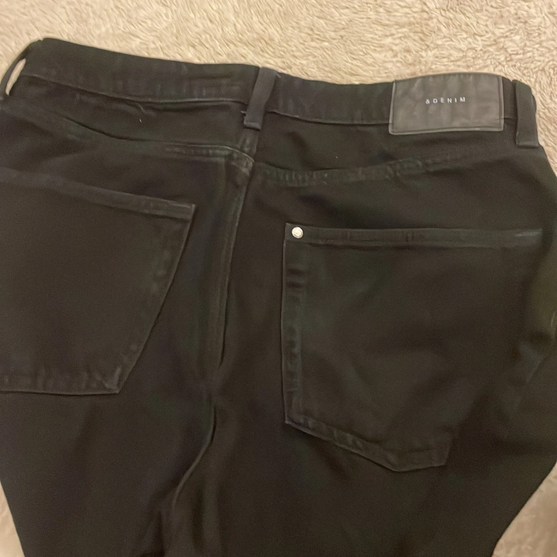 Svarta barrel jeans från A Denim - 2