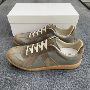 Maison margiela gats ljusgröna - Ett par riktigt feta maison margiela gats i storlek 43, box och dustbags fås med, skickar samma dag!