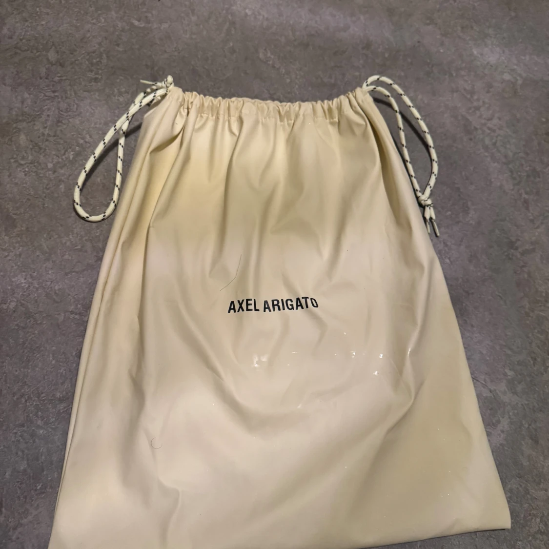 Axel Arigato. Har inte använt dom mycket, med påsen, inför vintern, snabb leverans. - 2