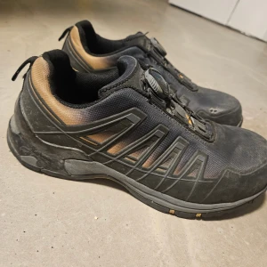 Skyddsskor(stålhätta) - Specialanpassade för just kvinnors fötter, i mycket bra skick förutom lilla skavanken som bild 3 visar. Kostar runt 2000kr nya.