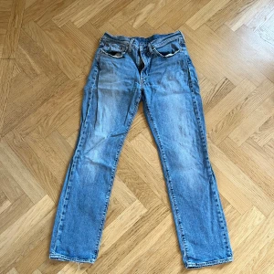 Levi's 501 ljusblå jeans W34 L32 - Klassiska ljusblå Levi's 501 jeans med raka ben och normal passform. Jeansen har fem fickor, knappgylf och den ikoniska läderpatchen bak i midjan. Tillverkade i slitstarkt bomullsjeans med snyggt tvättad look. Hör av er vid frågor