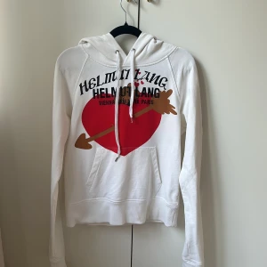 Helmut Lang hoodie - Vit hoodie ifrån Helmut lang med snyggt tryck. Storlek Xs. Säljer då den inte kommer till användning. Hör av er vid intresse och frågor!
