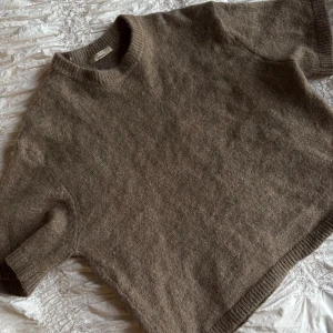 Stickad topp - Stickad topp från Gina tricot, kall brun färg.