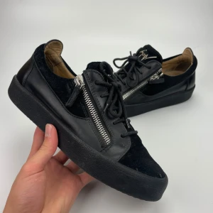 Giuzeppe zanotti  - Hej! Säljer nu dessa svin feta giuseppe zanotti skor. Skorna är i nyskick! Bara skorna medföljer! Hör av dig vid frågor eller funderingar! 40 passar 41