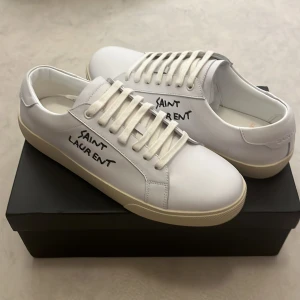 Saint Laurent  - Säljer ett par Saint Laurent. Helt nya skick 10/10. Storlek 43. Nytt pris =5160kr.Pris kan diskuteras🙌 box med dustbag