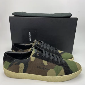 Saint Laurent(nyskick) - Hej! Säljer nu dessa svin feta ysl skor. Skorna är i nyskick. Har begränsat antal boxar och dustbag! Hör av dig vid frågor eller funderingar