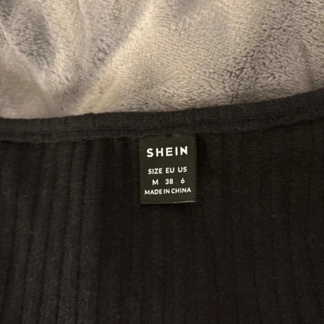 Svart ribbad långärmad klänning  - 1