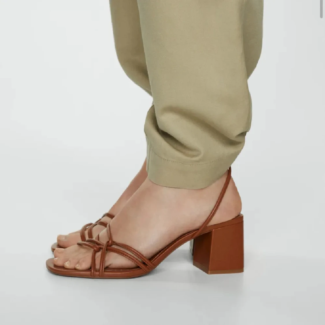 Bruna sandaler med klack och smala remmar - 1