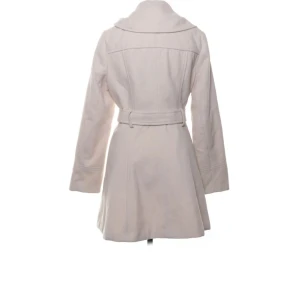 Vit kappa från Atmosphere med bälte strl 40  - Snygg vit kappa från Atmosphere med bred krage och bälte i midjan. Jackan har lång ärm och en stilren, feminin siluett som ger en clean look. Perfekt för dig som gillar klassisk stil med modern touch.