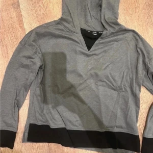 🖤 Hoodie – knappt använd! - Snygg grå hoodie från Ethel med svarta detaljer vid nederkant och hals. Tröjan har en huva och långärmade ärmar, perfekt för chill dagar. Materialet känns mjukt och skönt mot huden. Enkel och stilren design som funkar till jeans eller mjukis.