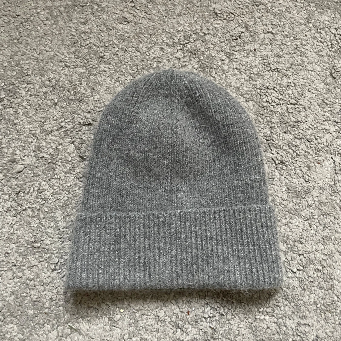 Grå stickad Moncler mössa - 1