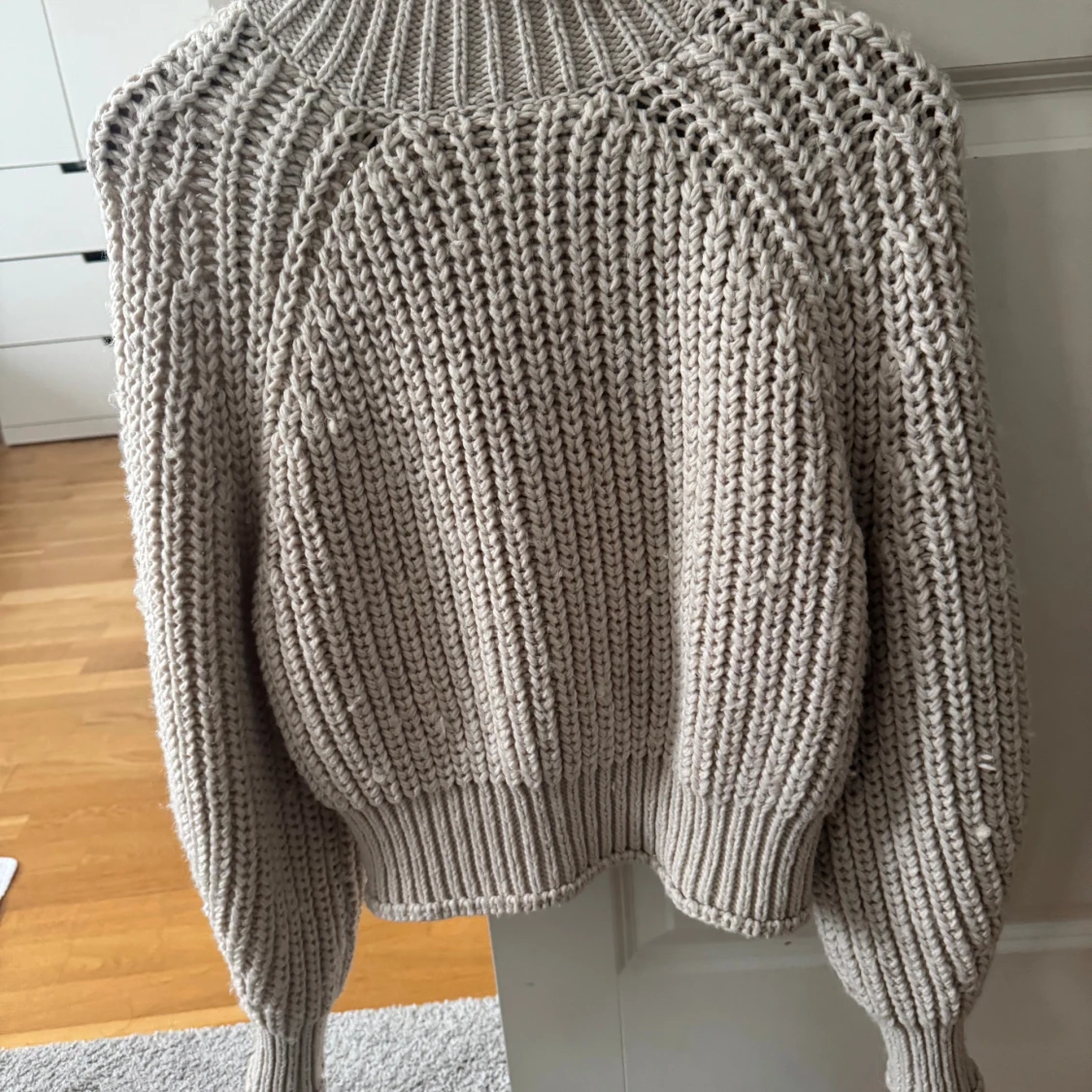 Beige stickad tröja från H&M
