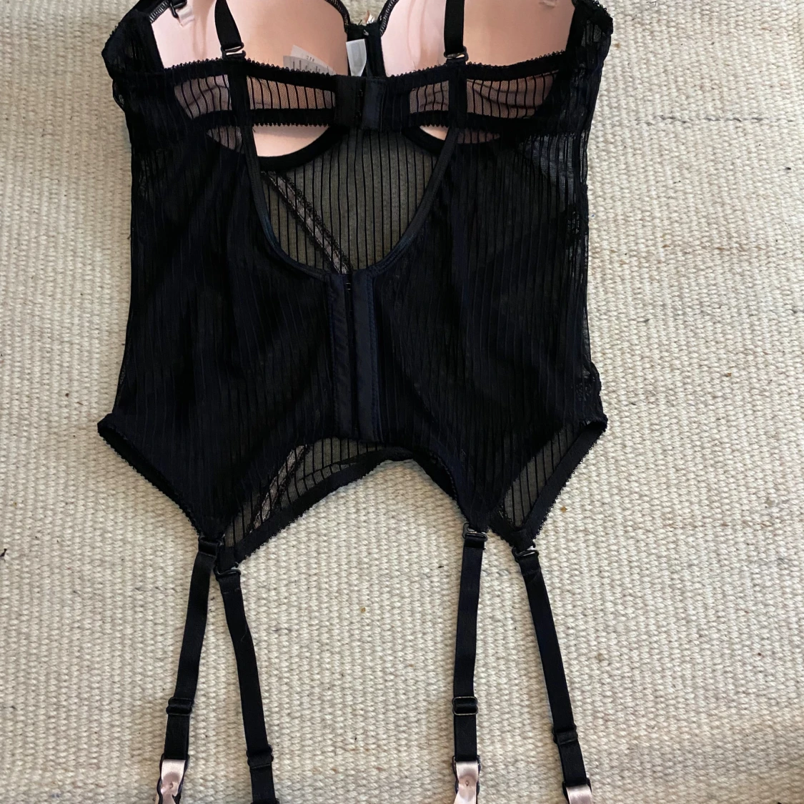 Snygg svart korsett med rosa detaljer - 3