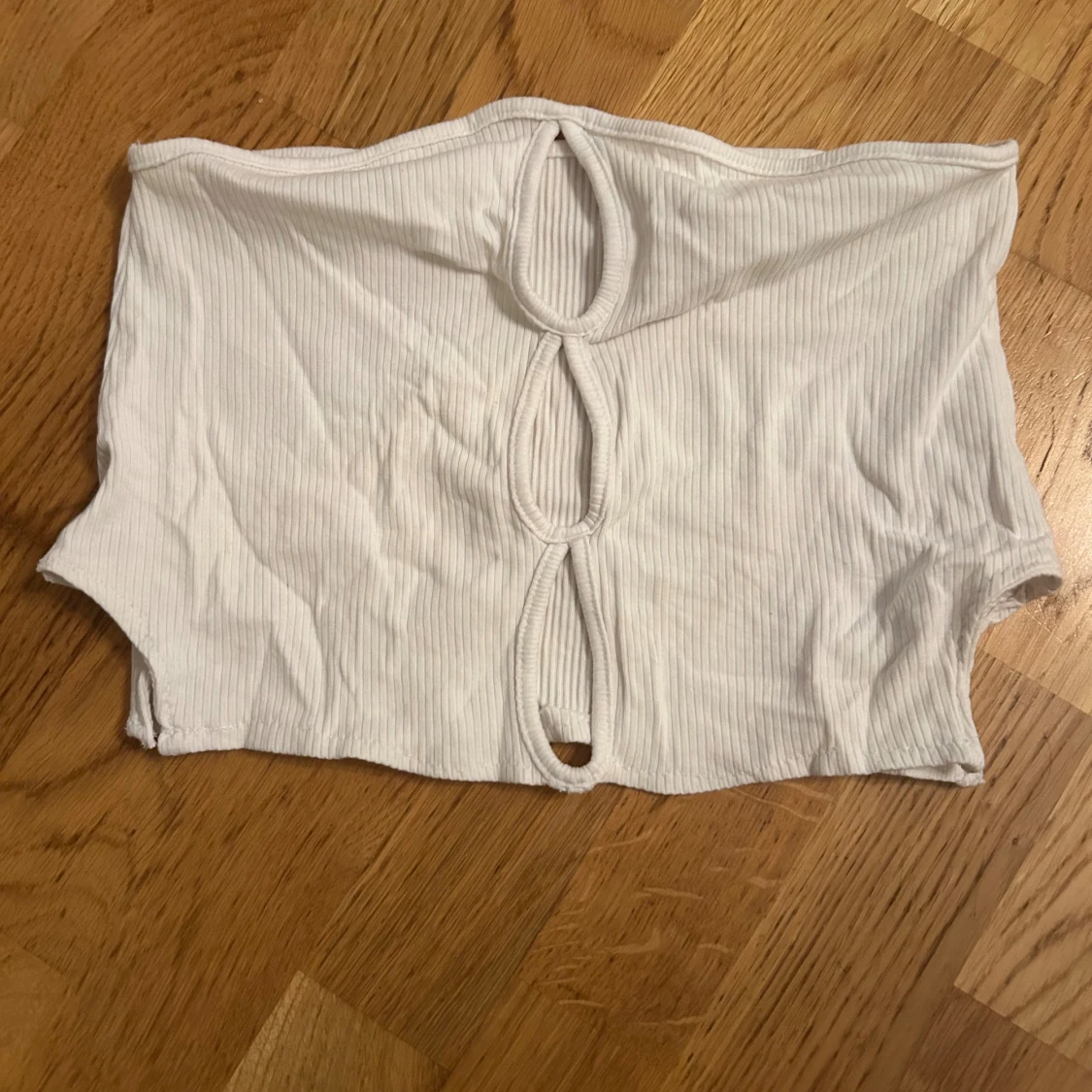 Vit ribbad tubtopp med cut outs