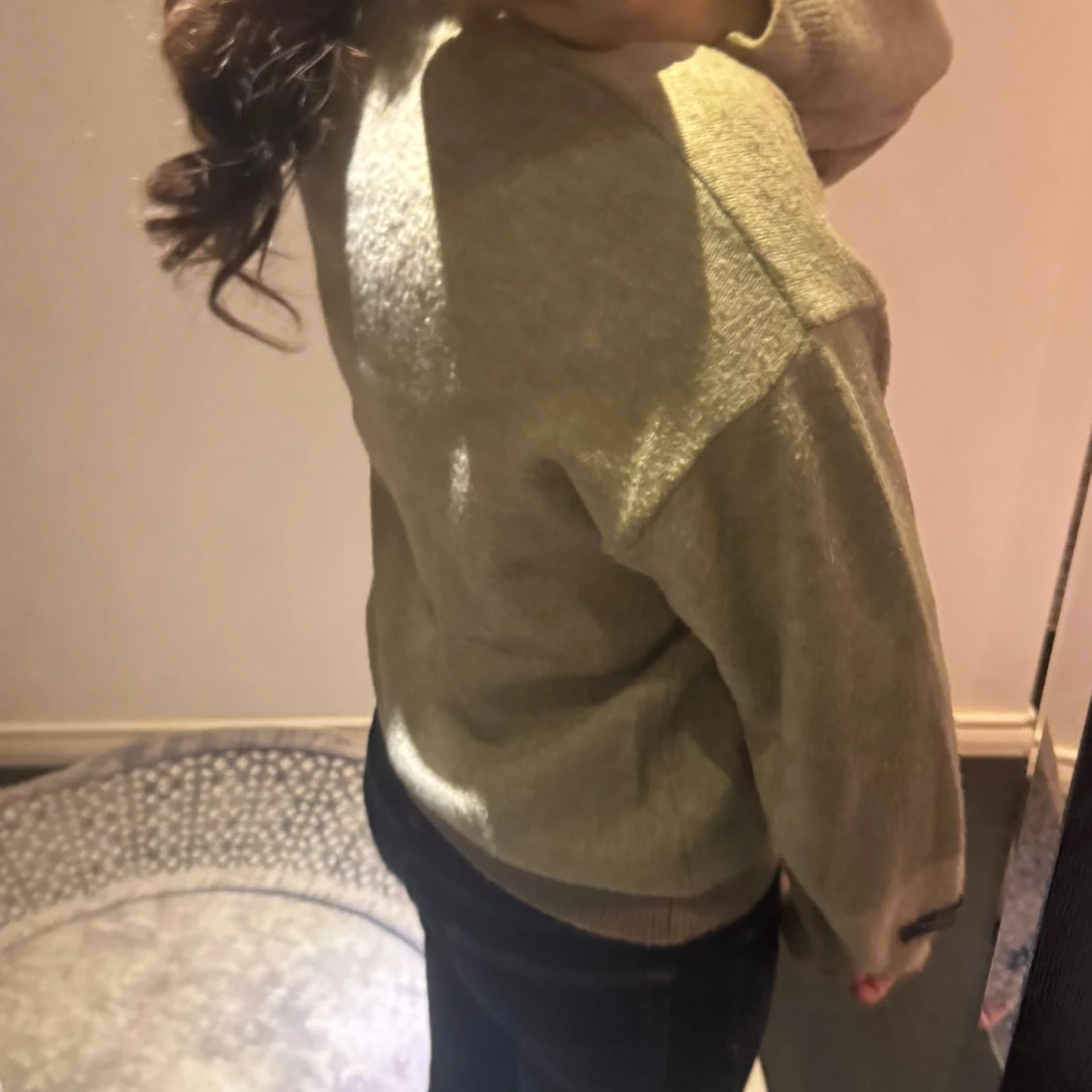 Beige v-ringad stickad tröja - 1