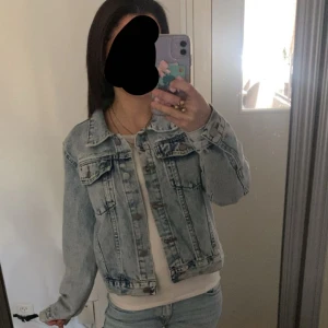 Ljusblå jeansjacka med knappar - Jätte fin o nytt skick, använd 3 gånger