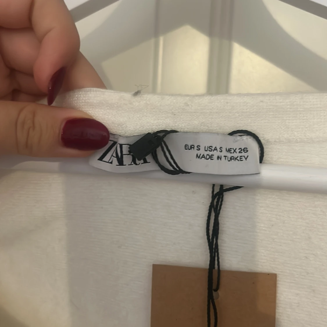 Finstickad utsvängd topp - 1