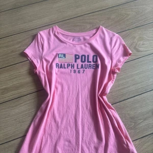 Rosa Polo Ralph Lauren - Snygg rosa t-shirt från Polo Ralph Lauren. Är barnstorlek men funkar som xs. 