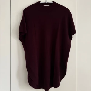 Vinröd stickad poncho från Wera - Helt NY och oanvänd,  vinröd stickad poncho liknande tröja från Wera. Köpt på Åhléns för 599 kr, 1 månad sen men har inte kommit till nån användning. Väldigt fin!💗